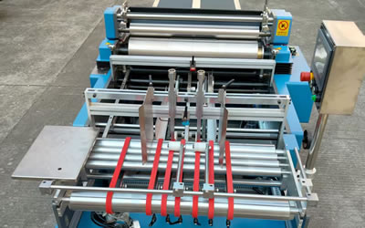 ماكينة تجميع ولصق كتب الأطفال (البازل) بمغذي واحد