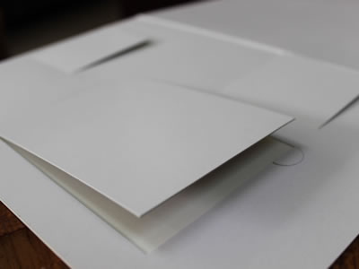 ماكينة تجميع ولصق كتب الأطفال (البازل) بمغذي واحد